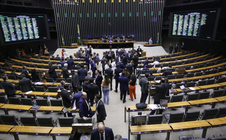 Deputados pedem que Câmara negue licença a Eduardo Bolsonaro e declare abandono de mandato