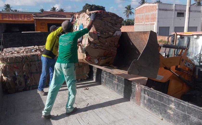 Cooperativa coleta 80 litros de óleo de cozinha por mês e converte reciclagem em renda