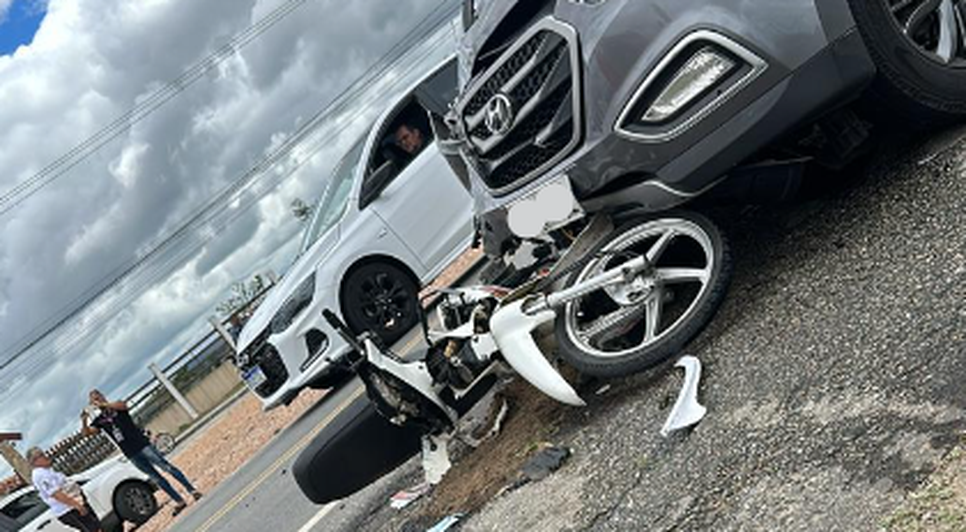 Batida entre carro e moto deixa duas pessoas gravemente feridas em Itabaiana