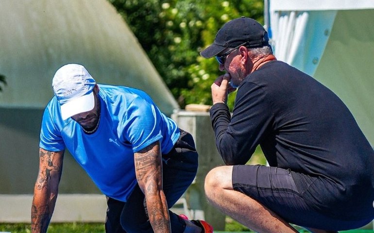 Técnico de velocistas campeões olímpicos é expulso dos Jogos de Paris-2024