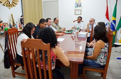 Prefeito Júlio Cezar discute com Sinteal melhorias na área da Educação de Palmeira dos Índios