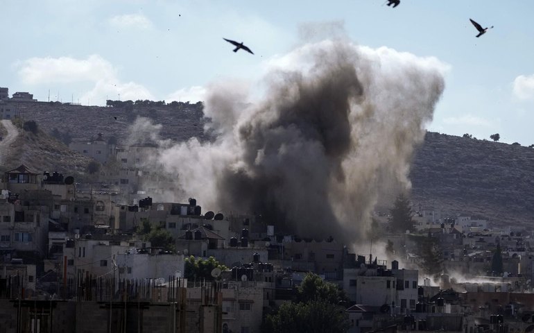 Bombardeio israelense deixa pelo menos 5 mortos em campo de refugiados na Cisjordânia