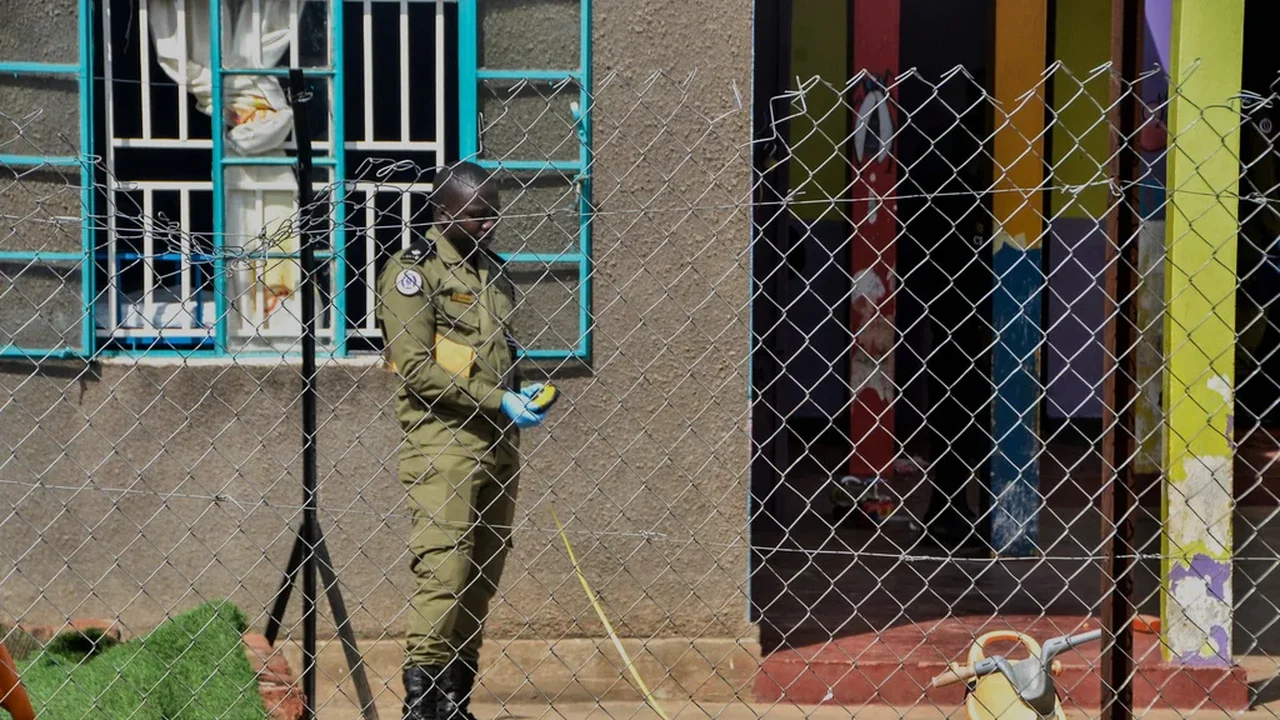 Homem armado com facão ataca creche em Uganda, matando 4 crianças