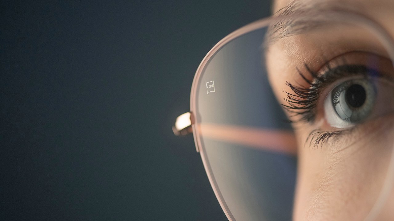 Especialista dá dicas de como fazer limpeza das lentes de óculos