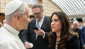 Papa Leão XIV nomeia primeira mulher não religiosa como chefe de Comunicação do Vaticano - Foto: Vatican Media/Divulgação
