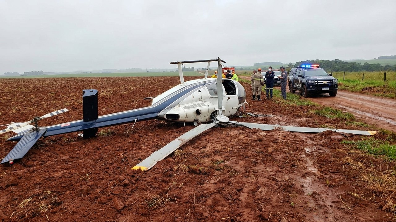 Helicóptero cai no interior de SP; 3 são resgatados após uma das vítimas acionar a PM
