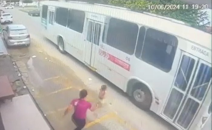 Criança corre em direção ao ônibus