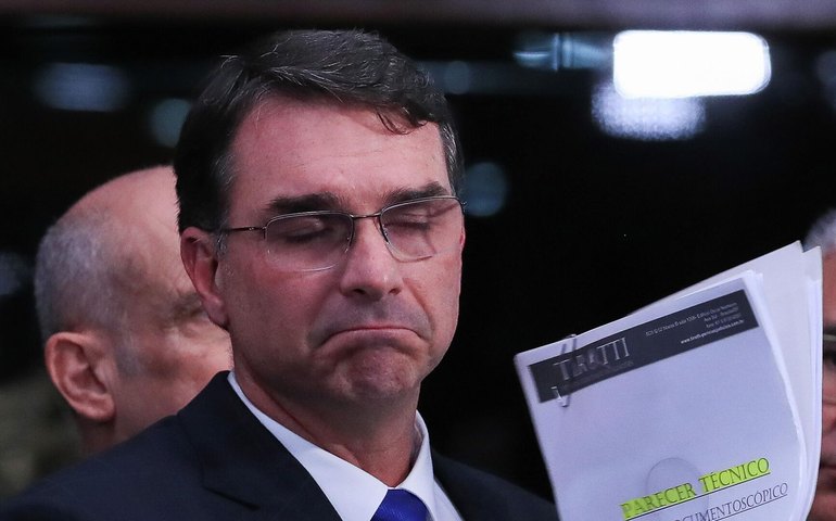 Pré-campanha de Flávio busca reforço no marketing após crise do caso Master e mira publicitário ligado ao 'Baixinho da Kaiser'