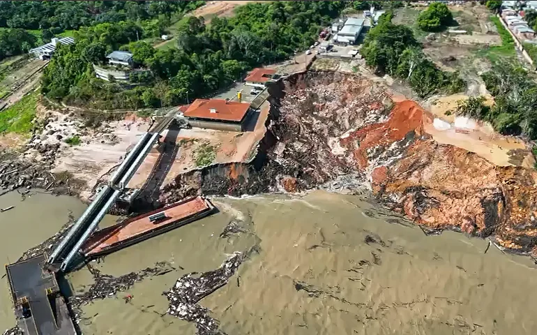 Porto em Manacapuru, no Amazonas, desaba em meio a obras