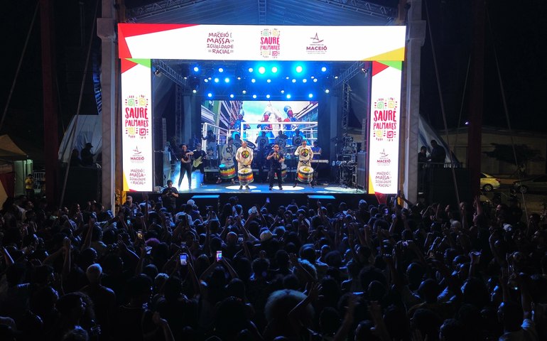 Saurê Palmares reúne multidão em noite cheia de música e dança em Maceió