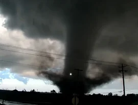 Tornado violento rasga a cidade de Oklahoma, danificando 40 casas, mas poupando vidas