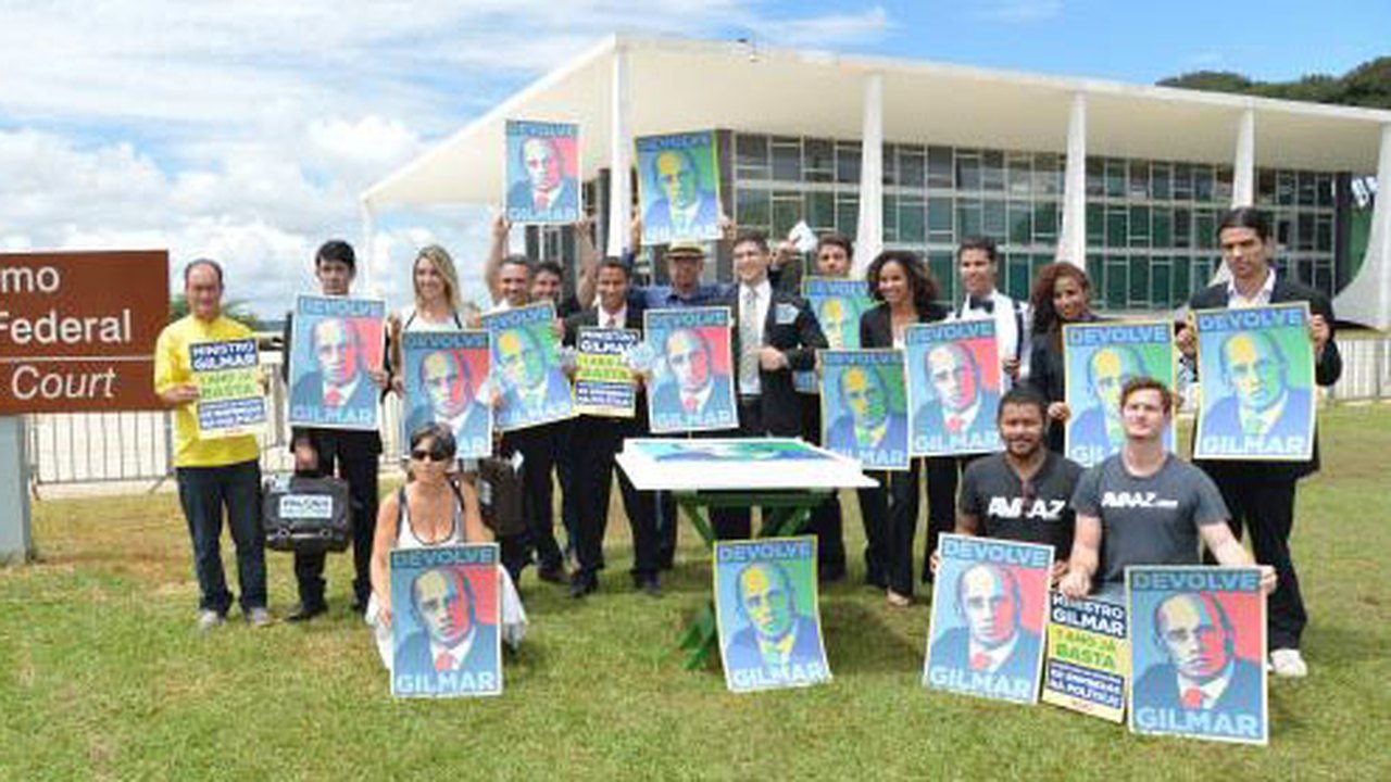 Manifestantes cobram voto vista de Gilmar Mendes ao financiamento de campanhas