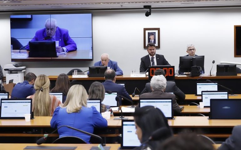 Pedidos de vista adiam a votação da PEC que anistia partidos por descumprirem cota feminina