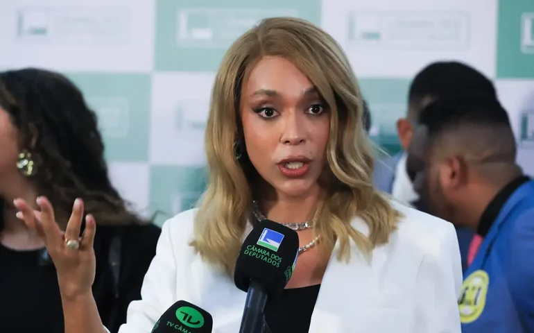 Erika Hilton pede ao STF bloqueio das contas de Eduardo Bolsonaro