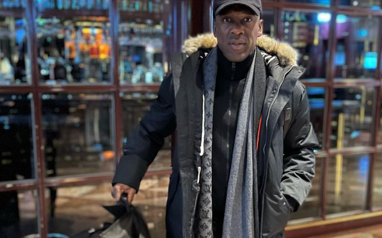 Em jogo festivo, Seedorf se recusa a falar sobre Milan e Botafogo e chama a atenção nas redes: 'falta de educação' 