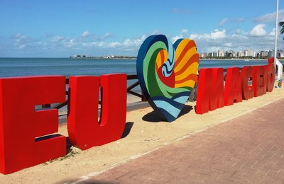 Totem ganha novas cores para alertar sobre a saúde do coração