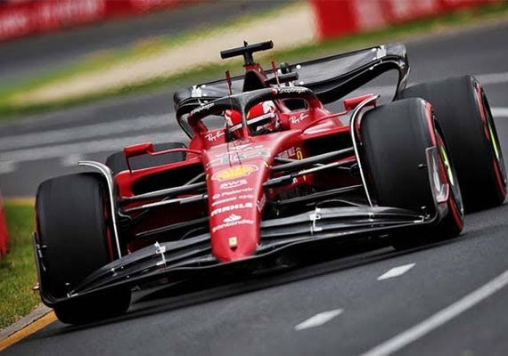 Touchdown Ferrari! Leclerc voa, é pole e lidera dobradinha com Sainz