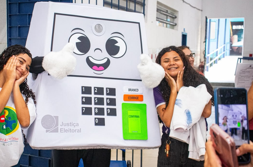 Rolê com a Pilili: mascote aproxima a Justiça Eleitoral de estudantes em Maceió