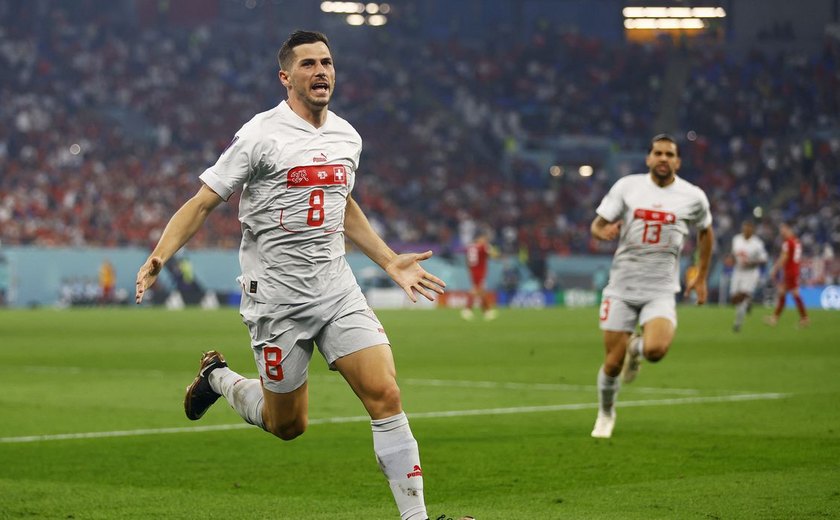 Em partida movimentada, Suíça supera Sérvia e avança na Copa