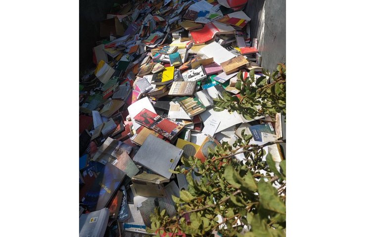 Prefeitura de Osasco descarta centenas de livros da biblioteca municipal