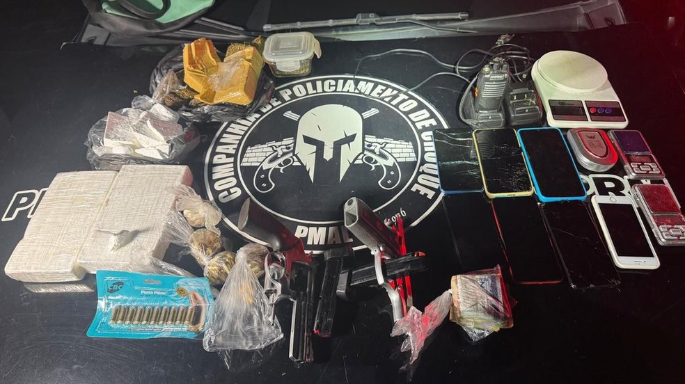 Suspeitos confessam tráfico e são presos com mais de 3 kg de drogas no Jacintinho
