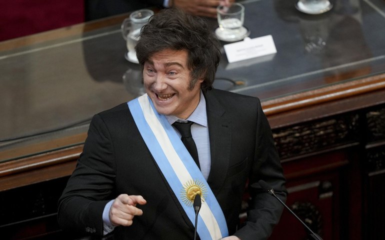 Governo argentino endurece lei de migração por decreto e 'abre a porta para arbitrariedades'