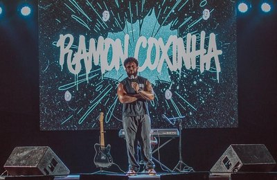 Humoristas Emerson Ceará e Ramon Coxinha trazem os mais loucos e caóticos causos de bar em seu novo espetáculo.