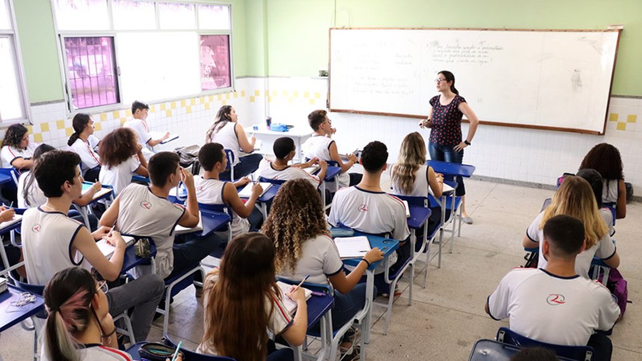Lei garante licença remunerada para pós-graduação de professores da rede pública