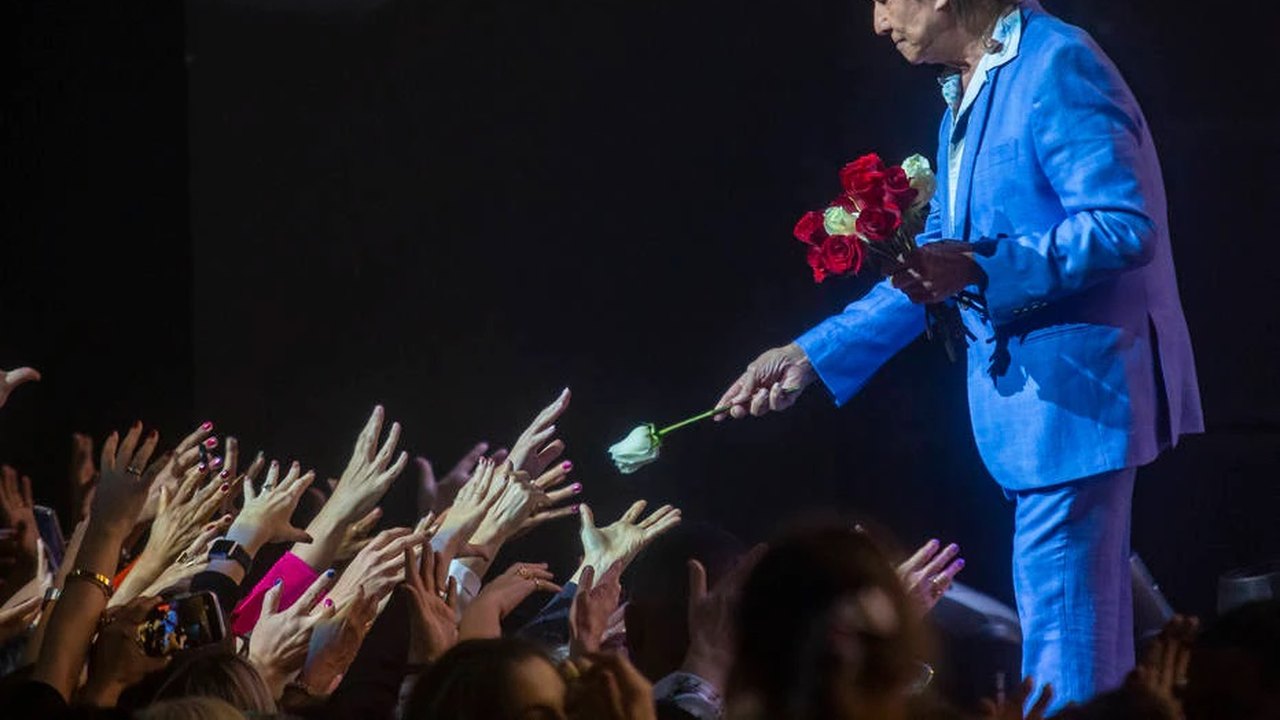 Roberto Carlos recusa dar flor a fã que tentou puxar sua mão durante show em SP