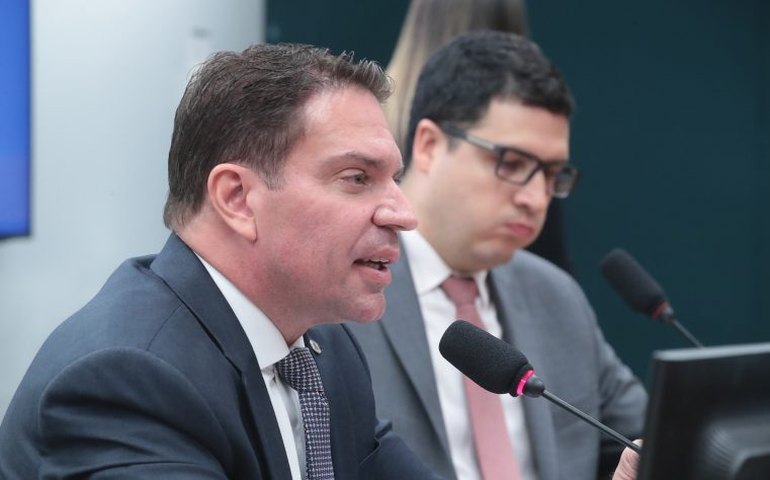 Esposa de Ramagem relata 'constrangimento, medo e covardia' após apreensão de celular em aeroporto