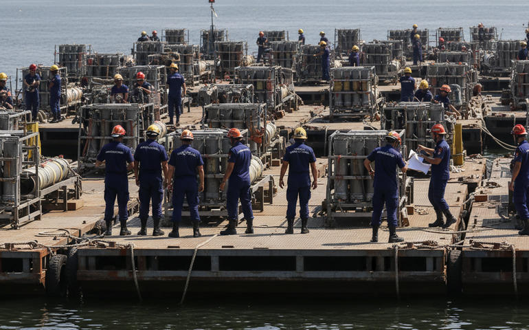 Bombeiros aprovam balsas para show de fogos em Copacabana