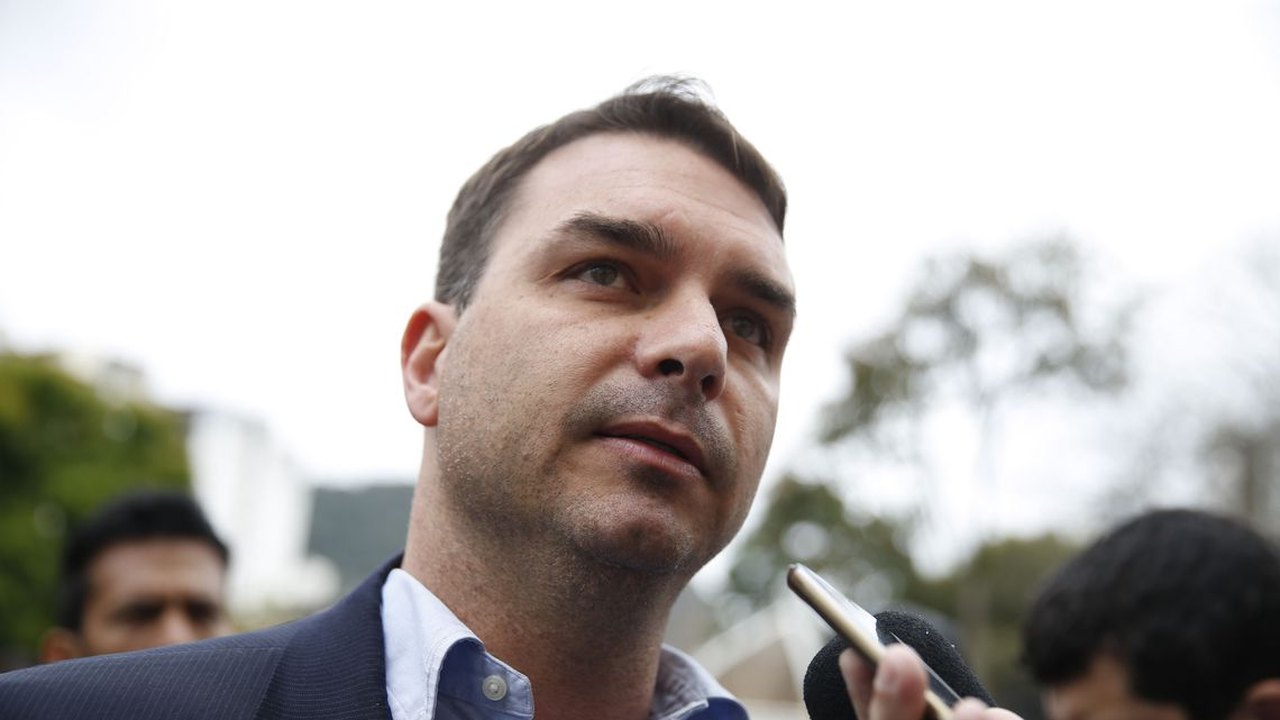 Flávio Bolsonaro alega que gastos do cartão corporativo do pai são para segurança