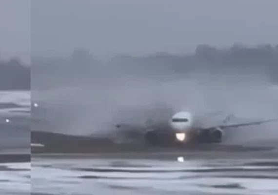 Avião com 179 passageiros derrapa e sai da pista de pouso em aeroporto na Lituânia; vídeo