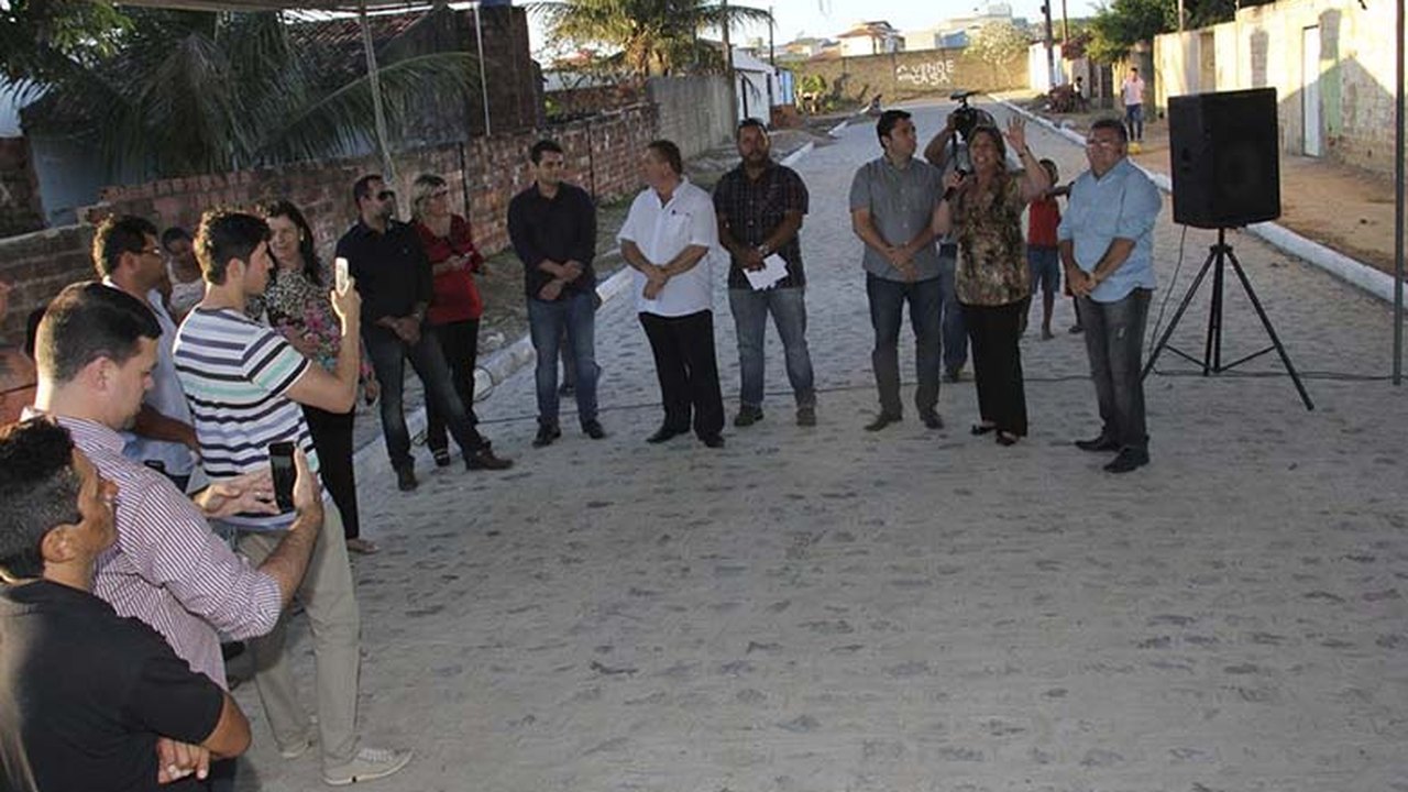 Arapiraca: Célia entrega novas ruas pavimentadas no Arnon de Melo