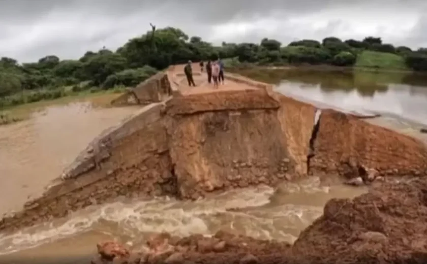 Barragem se rompe e deixa cerca de três mil pessoas isoladas na BA