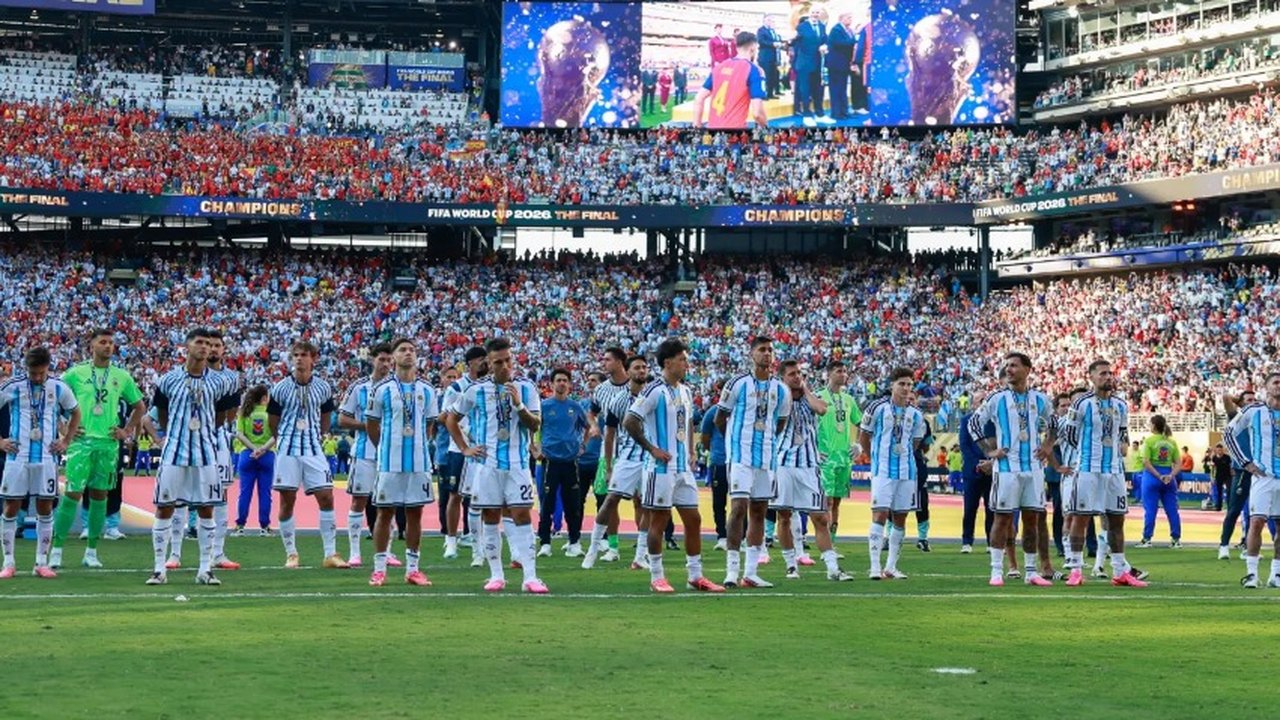Um mês após derrota da Argentina na final da Copa do Mundo, presidente da AFA rebate teoria da conspiração