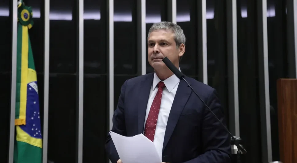 Lindbergh Farias acusou Eduardo Bolsonaro de usar dinheiro de Vorcaro para arquitetar pressão ao governo e STF