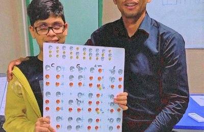 Professor de Arapiraca cria instrumento e dá aulas de piano com pedras decorativas para deficientes visuais