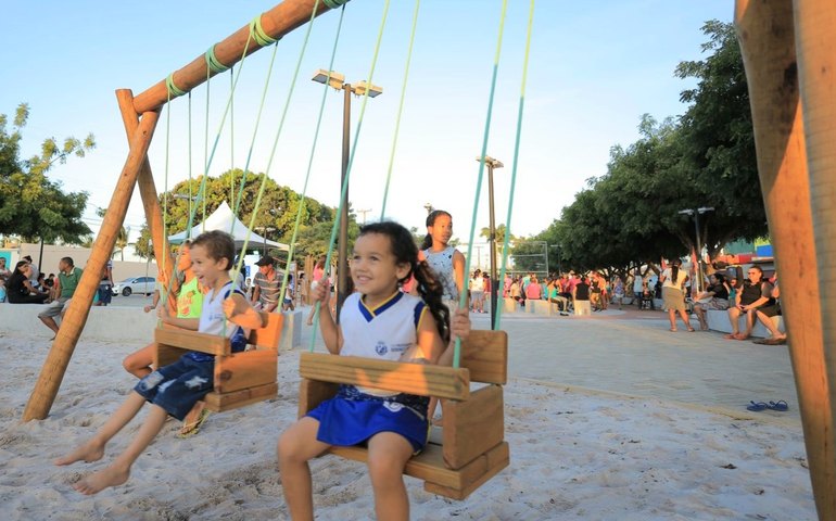 Mais de 20 mil pessoas ganham área de convivência entregue por Luciano Barbosa