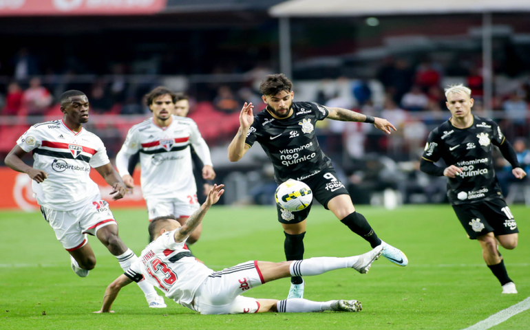 Felipe Alves brilha e São Paulo e Corinthians empatam em clássico pelo Brasileiro