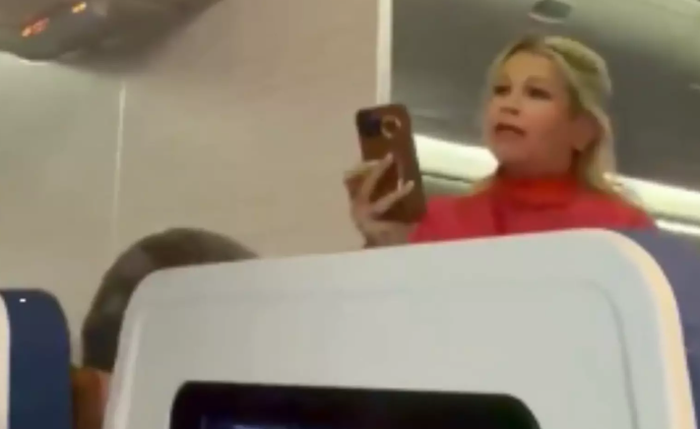 Vídeo mostra momento em que policiais entram em aeronave após discussão por assentos em voo da LATAM na Alemanha