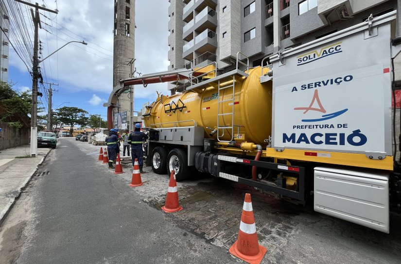 Operação Línguas Sujas flagra despejo de concreto em galeria de águas pluviais