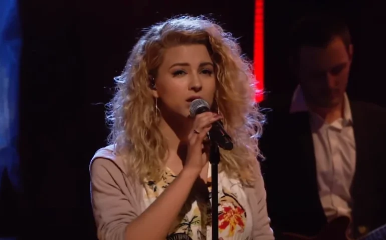 Marido de Tori Kelly detalha estado de saúde da cantora, internada com coágulos