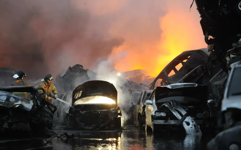 Incêndio em carro assusta motoristas em Florianópolis