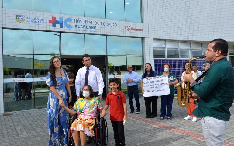 Paciente do Hospital do Coração Alagoano recebe alta e ganha homenagem de familiares e amigos