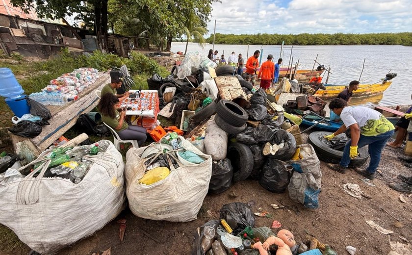 Quase duas toneladas de lixo são recolhidas na lagoa Mundaú em ação para preservação dos manguezais