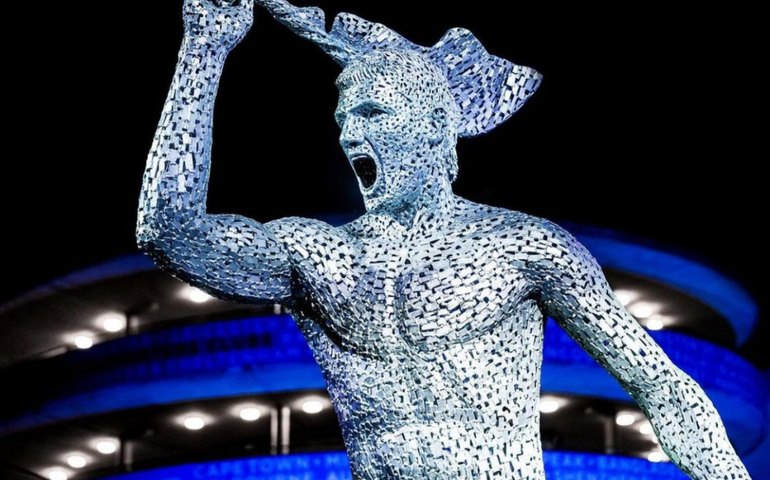 Manchester City supera expulsão, vence Fulham nos acréscimos e lidera Inglês