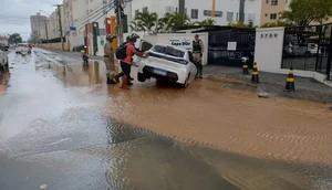 Carro cai dentro de buraco após tubulação romper em Aracaju