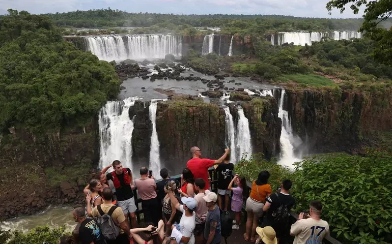 'Hermanos' invadem Brasil, e Argentina registra déficit recorde no turismo