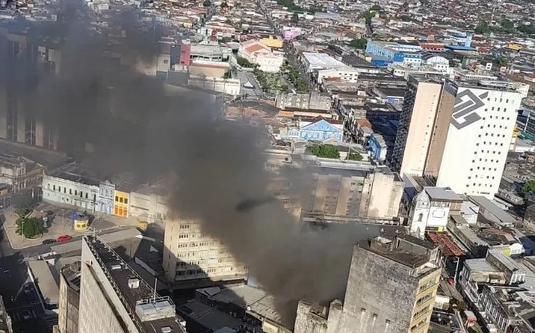 Bombeiros combatem incêndio em loja de eletrodomésticos, no Centro de Maceió